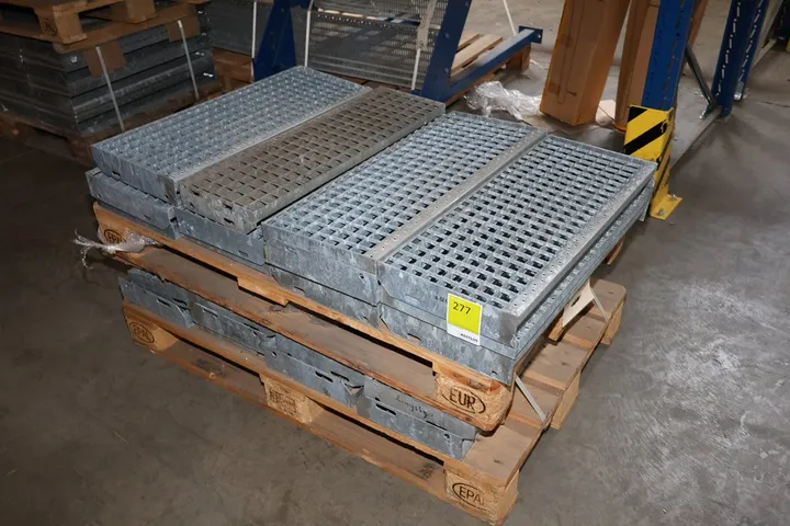 Konvolut Metall Treppenstufen Maße: 80 x 29,5 cm